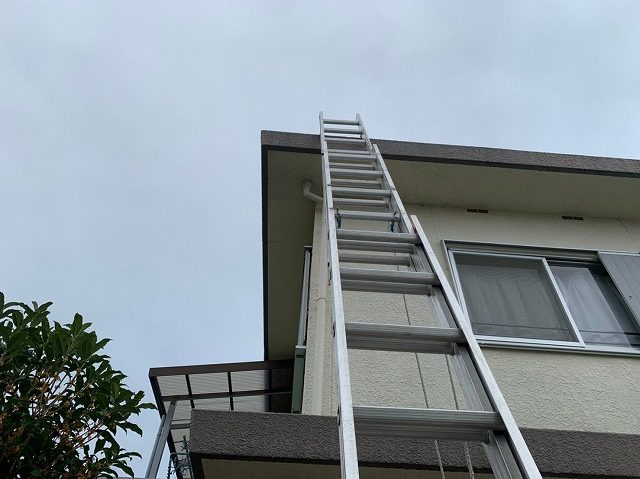 屋根調査の為梯子を掛ける